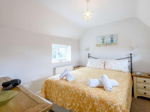 a bedroom with a bed with towels on it at 1 Bed in Lyndhurst oc-nfl60 in Lyndhurst