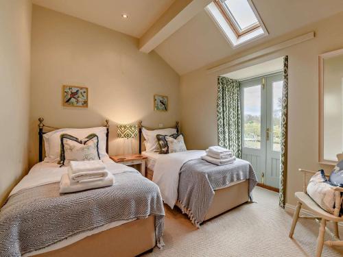a bedroom with two beds and a window at 2 Bed in York oc-91540 in Brandsby