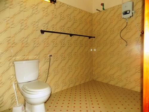 een badkamer met een wit toilet in een kamer bij Rhino Motel Mbarara in Mbarara
