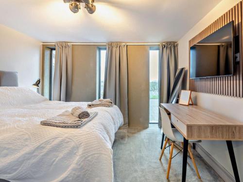 a bedroom with a bed and a desk with a desk at 3 Bed in Sheffield oc-94342 in Thurlstone