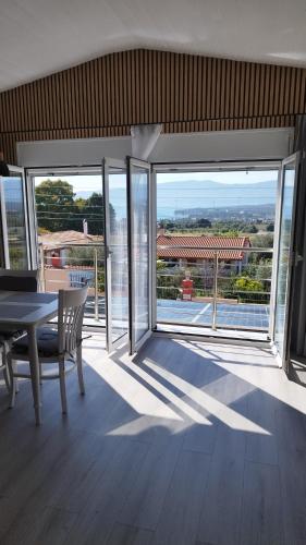 Sunny House Loutraki - is a cozy loft studio with stunning views of the bay and mountains on the top floor with a separate entrance via an external staircase