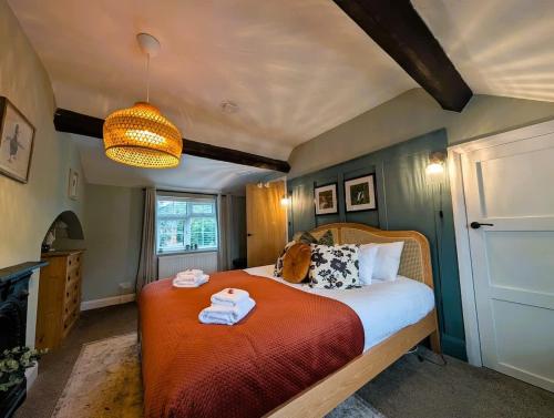 a bedroom with a bed with towels on it at Gem of a cottage Close to Chester Chester Zoo in Mickle Trafford