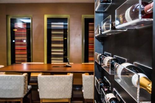 a kitchen with a stove and a table with chairs at Sol Alphaville Hotel & Residence 1004 in Barueri
