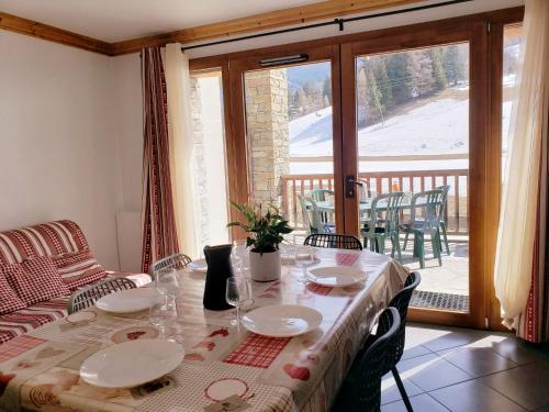 stół w jadalni z widokiem na balkon w obiekcie Critérium C02 w mieście Les Champs