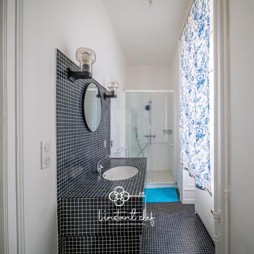 a bathroom with a sink and a mirror at Villa élégante 5 chambres - 24H du Mans - Piscine Chauffée & Garage in Le Mans