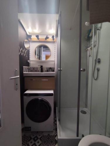 a small kitchen with a stove and a microwave at Le 4 Saisons in Ustou