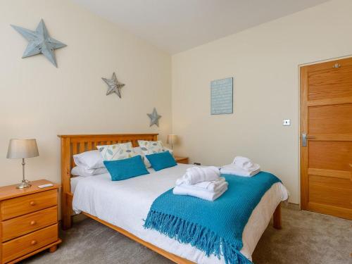 a bedroom with a bed with towels on it at 2 Bed in Shanklin oc-78239 in Shanklin