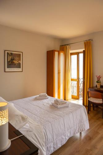 a bedroom with a white bed and a piano at b&b casa pistacchio in Lovere