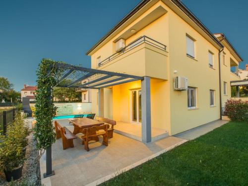 Holiday Home Villa Cera für 8 Personen in Pula by Interhome