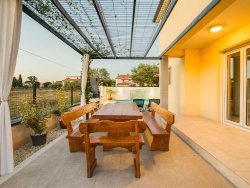Holiday Home Villa Cera für 8 Personen in Pula by Interhome