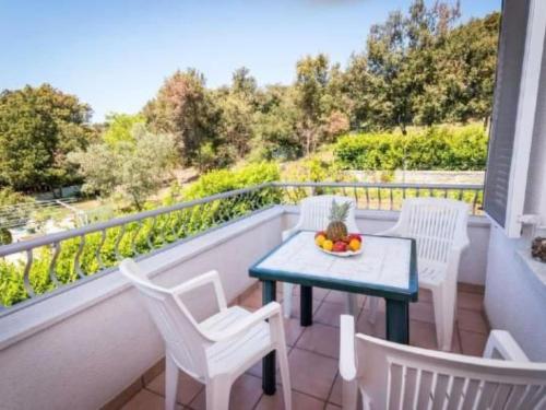 Apartment in Pjescana Uvala mit Grill- Pool by Interhome