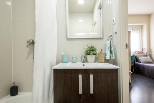 a bathroom with a sink and a bath tub at Residencia Universitaria Resa Erasmo in Madrid