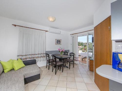 Apartment Apartment in Pjescana Uvala mit Gemeinschaftspoo by Interhome