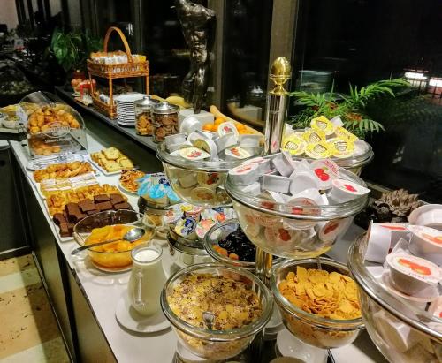 a buffet with many different types of food in bowls at Hotel Martini in Verona