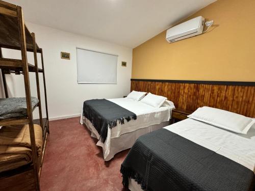 a hotel room with two beds and a window at Complejo La Mística in Copacabana