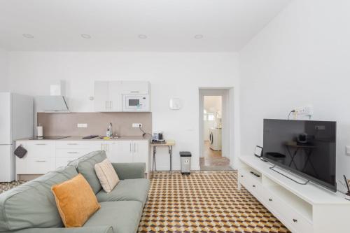 a living room with a couch and a kitchen at GuestReady - Refugio de Salome in Los Sauces