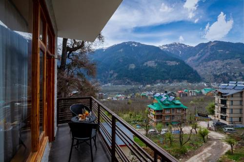 a balcony with a view of the mountains at Hotel SNAS Retreat Manali in Manāli