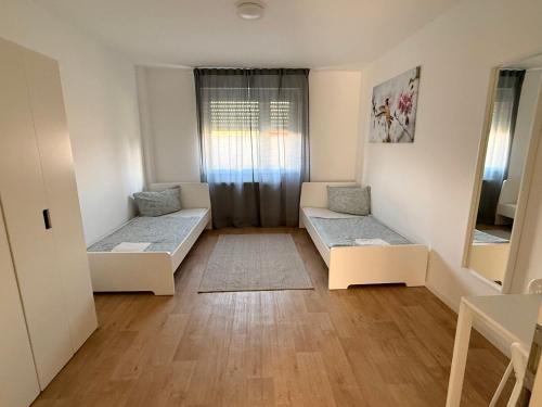 a room with two beds and a window at Ferienwohnung Marktplatz in Oppenheim
