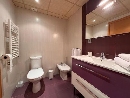 a bathroom with a toilet and a sink and a mirror at Casa Polaco in Valderrobres