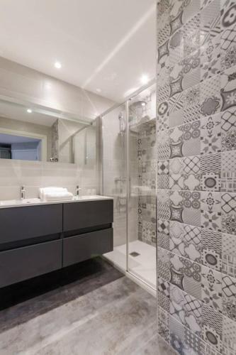 un bagno con doccia in vetro e lavandino di Les 3 cépages a Balnot-sur-Laignes