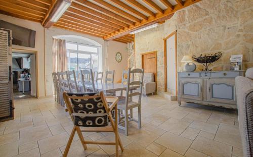 una cucina e una sala da pranzo con tavolo e sedie di Les 3 cépages a Balnot-sur-Laignes