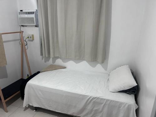 a small bed in a room with a window at Aconchegante apartamento Sinta-se em Casa in Belém