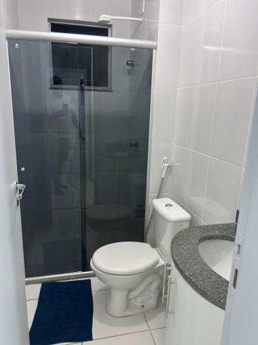a bathroom with a toilet and a shower and a sink at Aconchegante apartamento Sinta-se em Casa in Belém