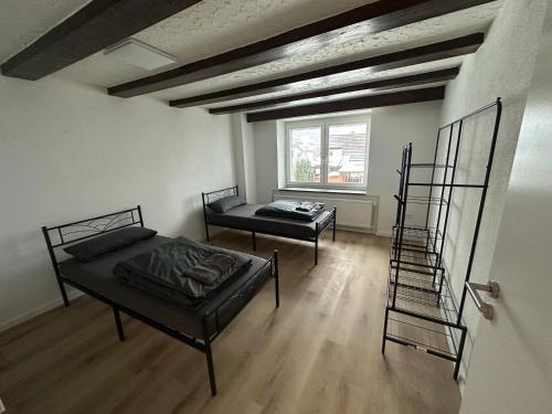 a room with two beds and a window at Monteurswohnung Schwarzwald in Eggingen
