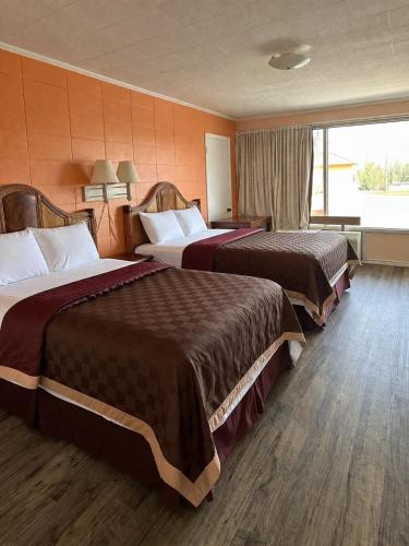a hotel room with two beds and a window at Budget Motel in Hamer