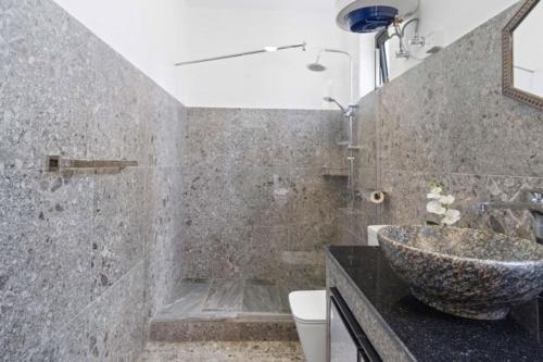 a bathroom with a bowl sink and a shower at Balaclava Star Villa in Balaclava