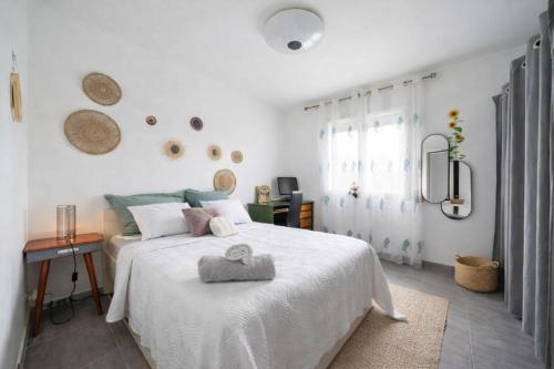 a bedroom with a bed with a white bedspread at Loge au ptitbonheur in Savasse