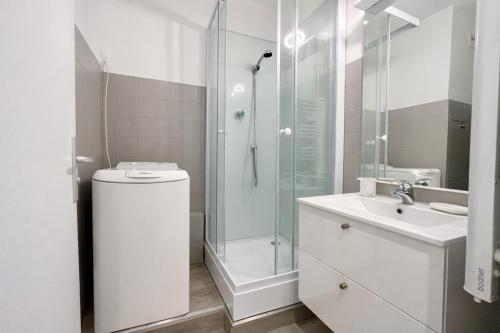 a bathroom with a shower and a toilet and a sink at Relax-Parc des expos-Wifi by La clé des expos in Vanves