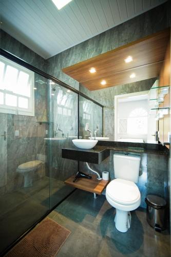 a bathroom with a toilet and a sink at Pousada João e Maria Gramado in Gramado