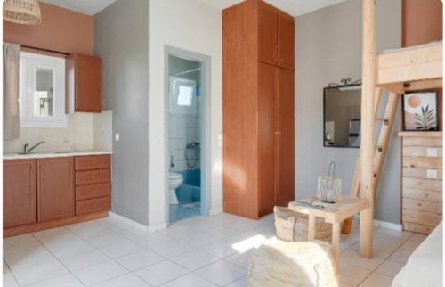 ein Badezimmer mit Waschbecken und Toilette in einem Zimmer in der Unterkunft Marbil Irida in Mérikhas