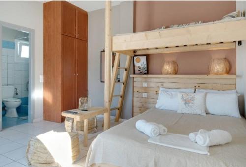 ein Schlafzimmer mit einem Etagenbett, auf dem Handtücher liegen in der Unterkunft Marbil Irida in Mérikhas