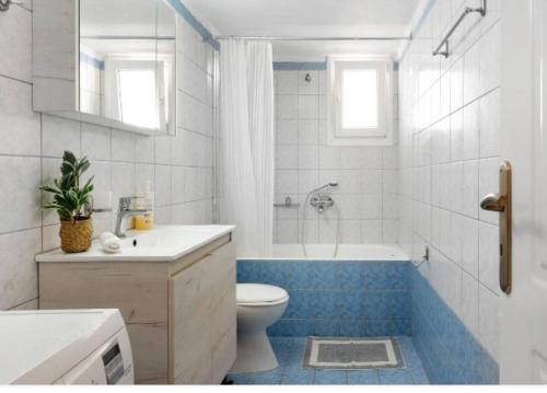 a bathroom with a tub and a toilet and a sink at Panana Irida in Mérikhas