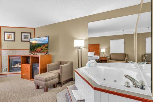 a hotel room with a tub and a bedroom at Bristol Arcadia Inn in Bristol