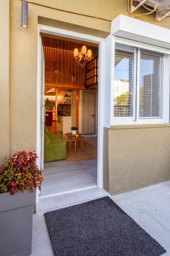 Sea Whisper Loft across the Beach, near Athens Airport