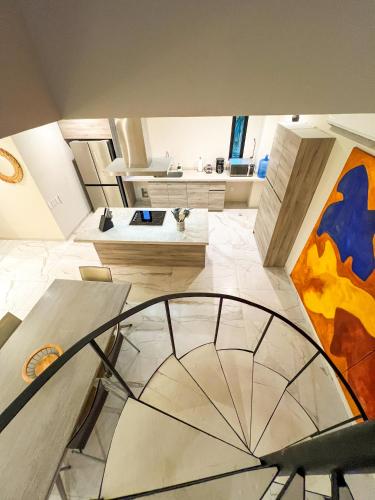 ein Zimmer mit einer Treppe und einem Gemälde an der Wand in der Unterkunft HOTEL BIULÚ in Santa Cruz Huatulco