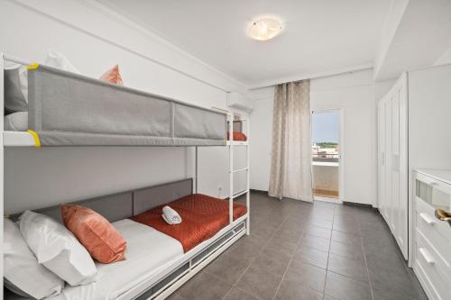 a bedroom with bunk beds with an ocean view at Apartamento 3 Nações in Alvor