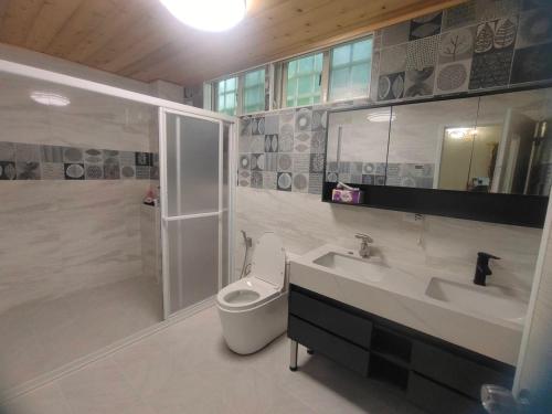 a bathroom with a toilet and a sink and a shower at 湖山沐旅 Hu Shan Mulu in Douliu