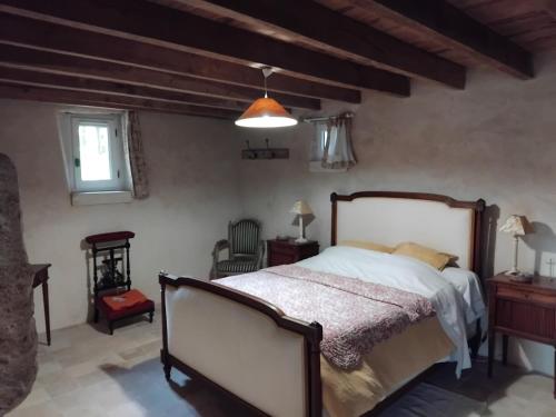 a bedroom with a bed in a room at Les Hauts de la Crempse chambre d'hôtes in Montagnac-la-Crempse