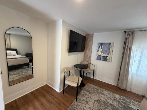 a room with a mirror and a bed and a table at Suite Safari in Tampa