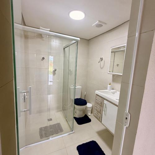 a bathroom with a shower and a toilet and a sink at Suíte - Top Country Ranch in Boituva