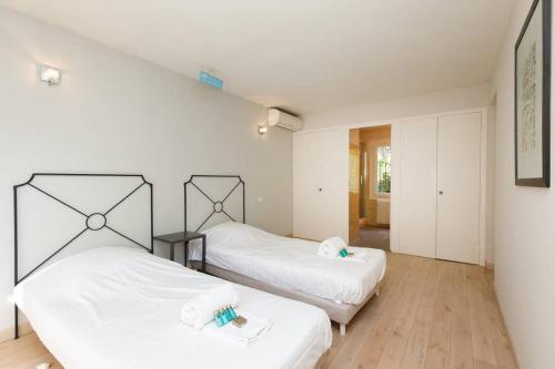 Pour vos vacances à Cannes, voici une ravissante villa de 6 chambres avec piscine privée