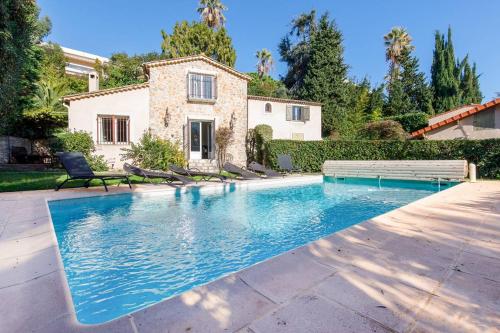 Pour vos vacances à Cannes, voici une ravissante villa de 6 chambres avec piscine privée
