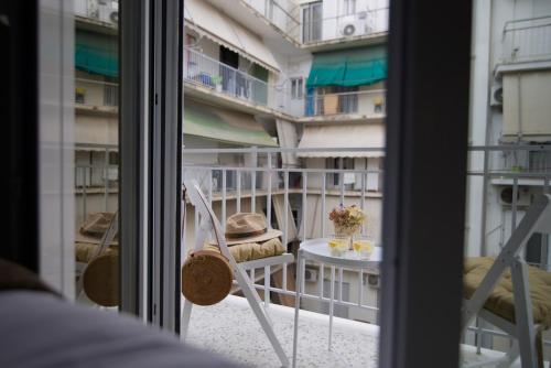Retro Chic Apartment- Near Metro by ΜΡS