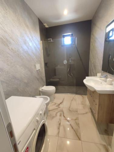 a bathroom with a washing machine and a sink at Casa Mare Relax e Cortesia in Ardea