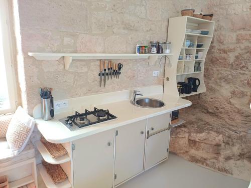 A kitchen or kitchenette at Moon