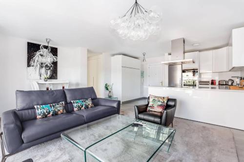 By RIVA - Contemporary 1 Bedroom Luxury Apt inside Puerto Banus